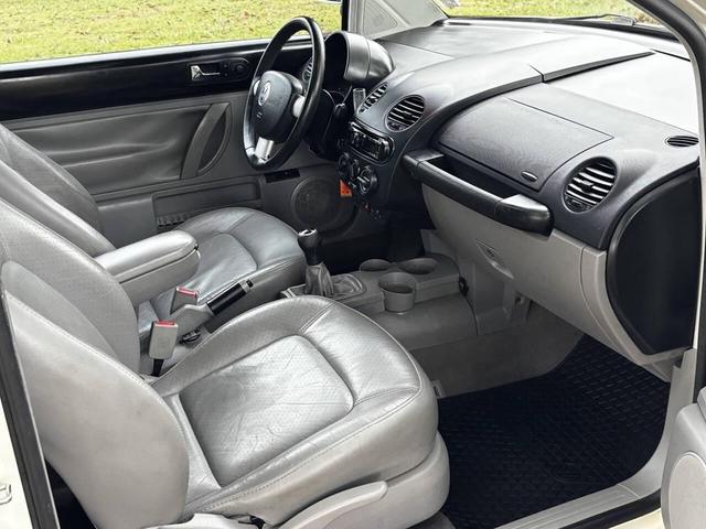 Photo of 2000 White Volkswagen New Beetle