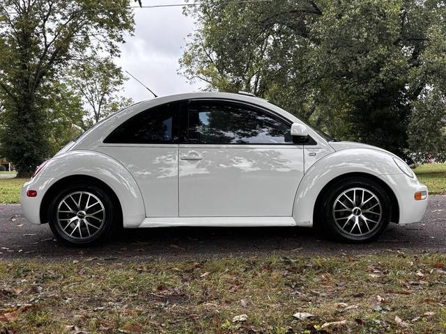 Photo of 2000 White Volkswagen New Beetle