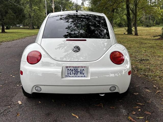 Photo of 2000 White Volkswagen New Beetle