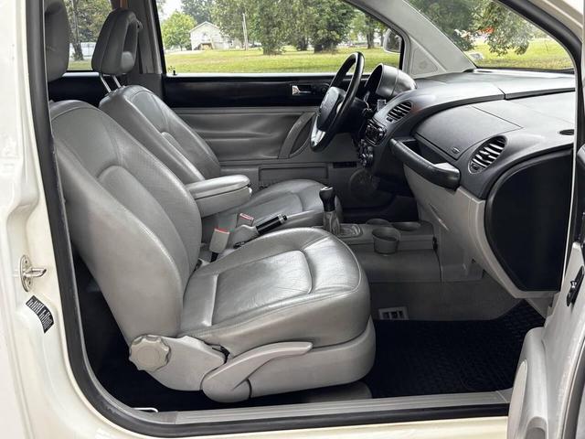 Photo of 2000 White Volkswagen New Beetle