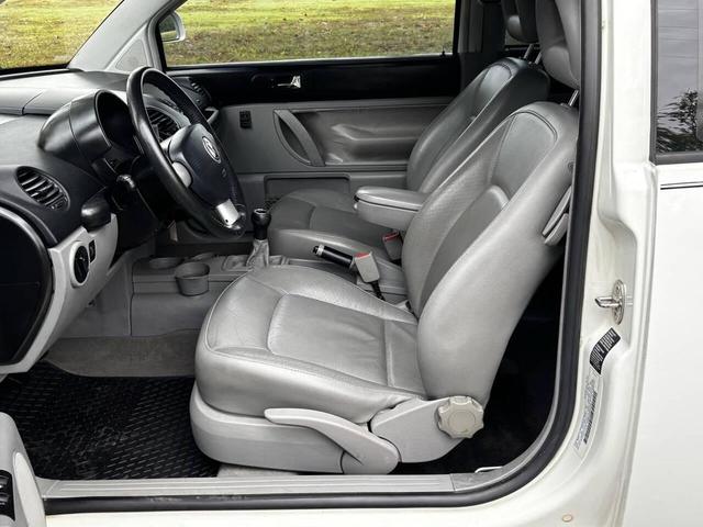 Photo of 2000 White Volkswagen New Beetle
