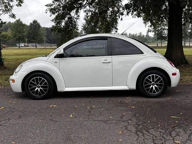Photo of 2000 White Volkswagen New Beetle
