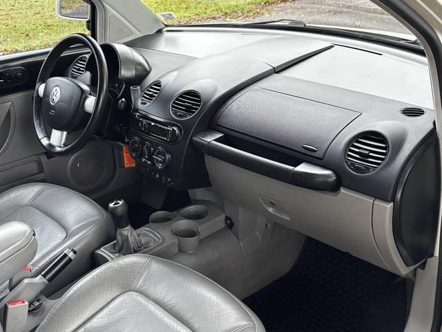 Photo of 2000 White Volkswagen New Beetle