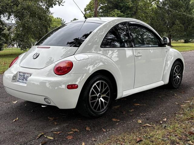 Photo of 2000 White Volkswagen New Beetle