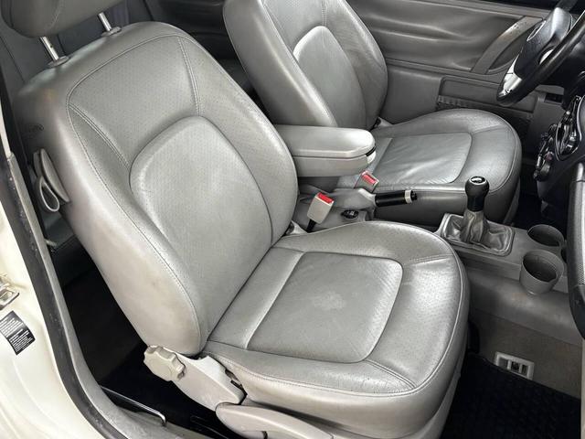 Photo of 2000 White Volkswagen New Beetle
