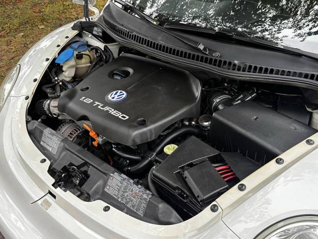 Photo of 2000 White Volkswagen New Beetle