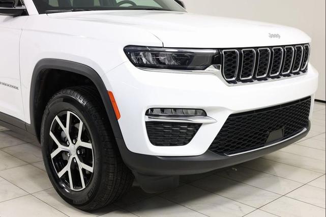 Photo of 2024 Bright White Clearcoat Jeep Grand Cherokee