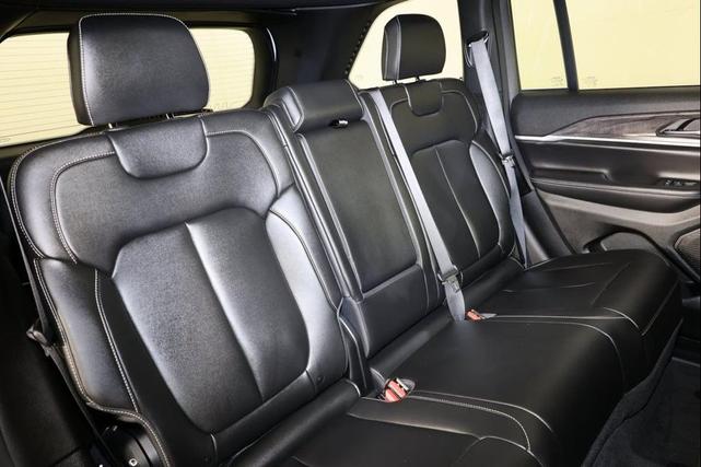 Photo of 2024 Bright White Clearcoat Jeep Grand Cherokee