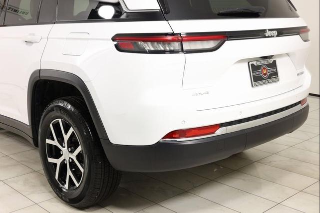 Photo of 2024 Bright White Clearcoat Jeep Grand Cherokee