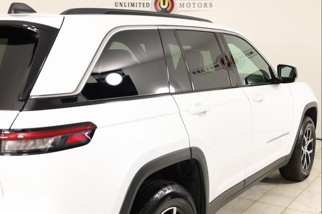 Photo of 2024 Bright White Clearcoat Jeep Grand Cherokee