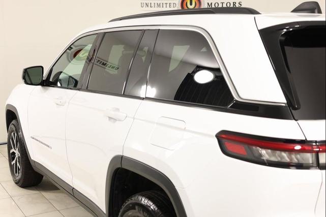 Photo of 2024 Bright White Clearcoat Jeep Grand Cherokee
