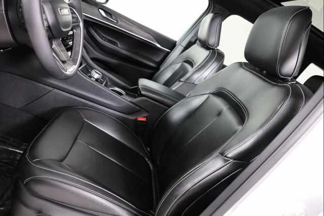 Photo of 2024 Bright White Clearcoat Jeep Grand Cherokee