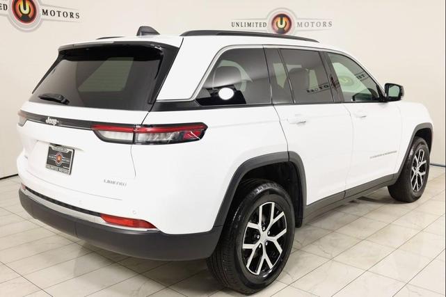 Photo of 2024 Bright White Clearcoat Jeep Grand Cherokee