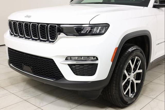 Photo of 2024 Bright White Clearcoat Jeep Grand Cherokee