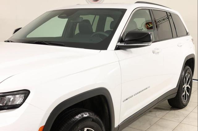 Photo of 2024 Bright White Clearcoat Jeep Grand Cherokee