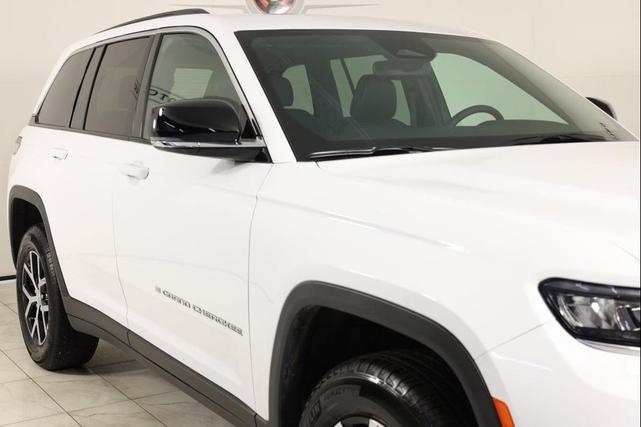 Photo of 2024 Bright White Clearcoat Jeep Grand Cherokee