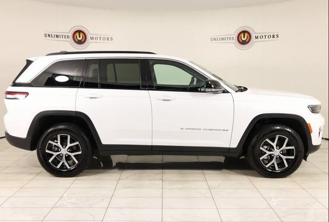 Photo of 2024 Bright White Clearcoat Jeep Grand Cherokee