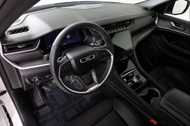 Photo of 2024 Bright White Clearcoat Jeep Grand Cherokee