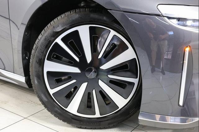 Photo of 2024 Quantum Gray Metallic Lucid Air