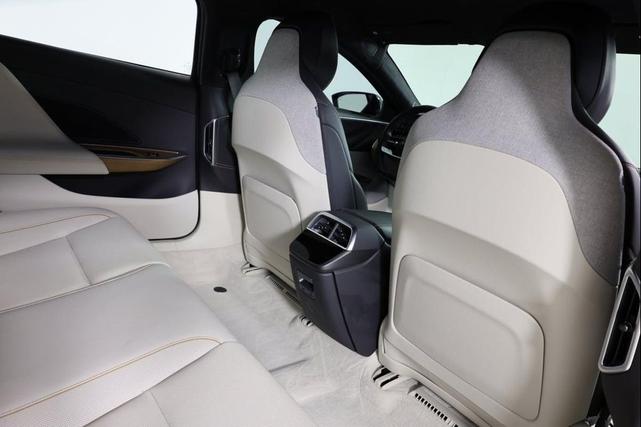 Photo of 2024 Quantum Gray Metallic Lucid Air