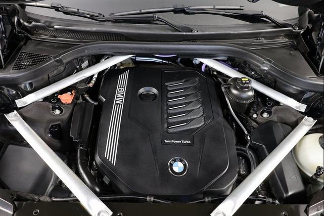 Photo of 2021 Carbon Black Metallic BMW X7