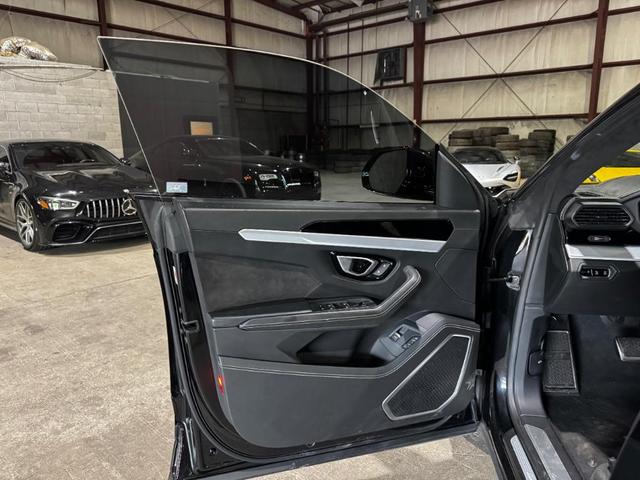 Photo of 2020 Black Lamborghini Urus