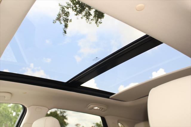 Photo of 2025 Crystal White Tricoat Cadillac XT5