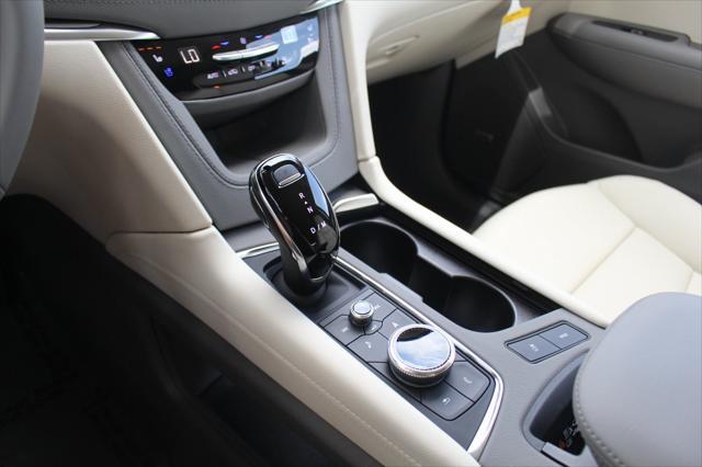 Photo of 2025 Crystal White Tricoat Cadillac XT5