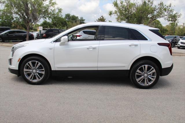 Photo of 2025 Crystal White Tricoat Cadillac XT5