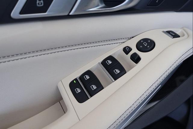 Photo of 2021 Mineral White Metallic BMW X5