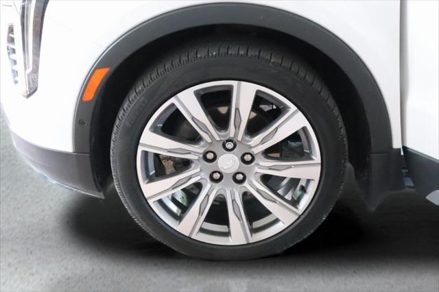 Photo of 2022 Crystal White Tricoat Cadillac XT4