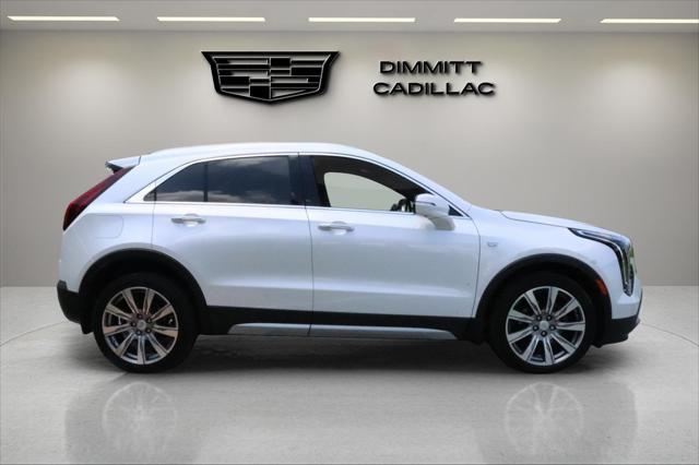Photo of 2022 Crystal White Tricoat Cadillac XT4