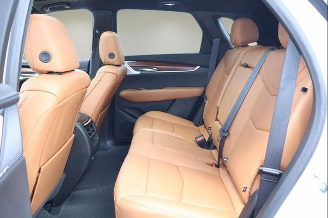 Photo of 2025 Crystal White Tricoat Cadillac XT5