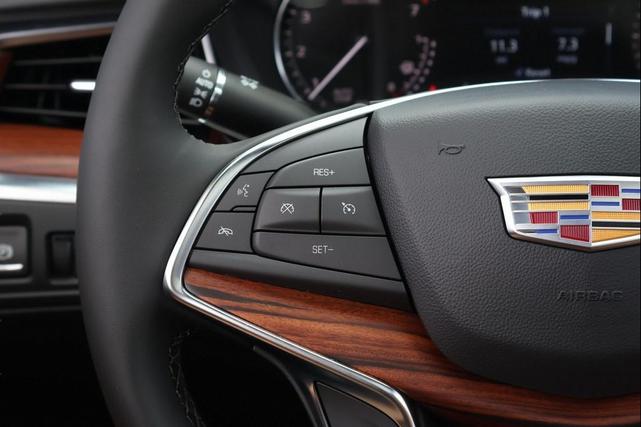 Photo of 2025 Crystal White Tricoat Cadillac XT5