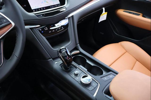 Photo of 2025 Crystal White Tricoat Cadillac XT5
