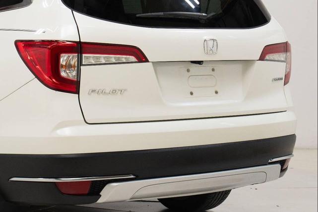Photo of 2019 White Honda Pilot