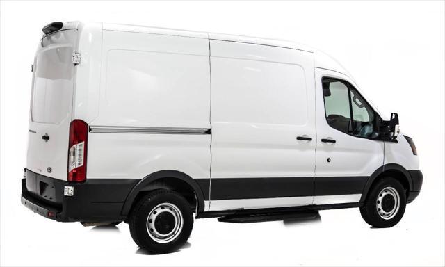 Photo of 2018 White Ford Transit-250