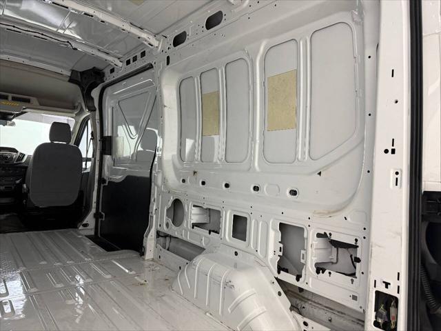 Photo of 2016 White Ford Transit-350