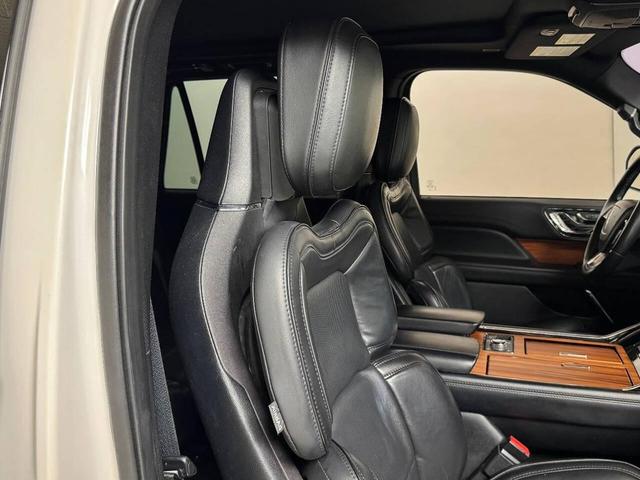 Photo of 2019 White Lincoln Navigator
