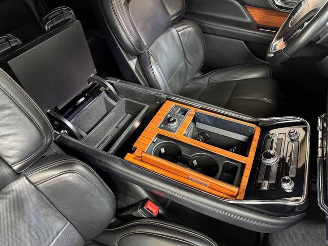 Photo of 2019 White Lincoln Navigator
