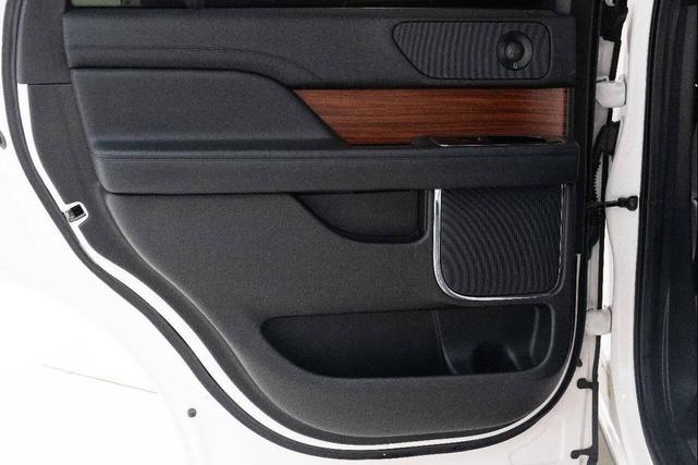 Photo of 2019 White Lincoln Navigator