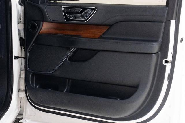 Photo of 2019 White Lincoln Navigator
