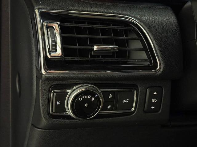 Photo of 2019 White Lincoln Navigator