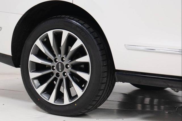 Photo of 2019 White Lincoln Navigator