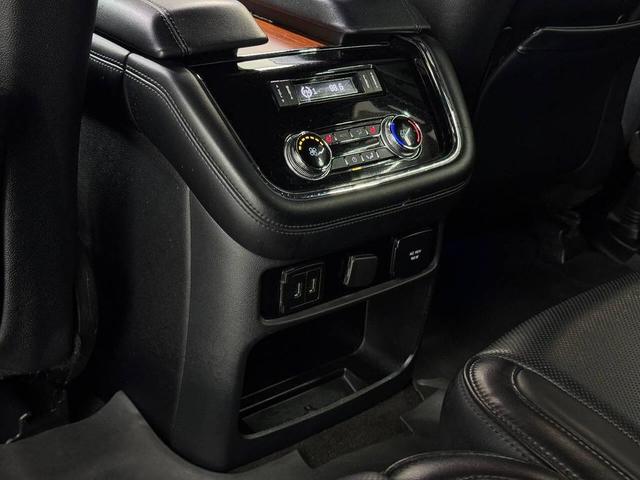 Photo of 2019 White Lincoln Navigator