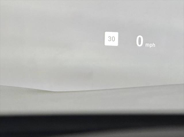 Photo of 2014 White BMW 750