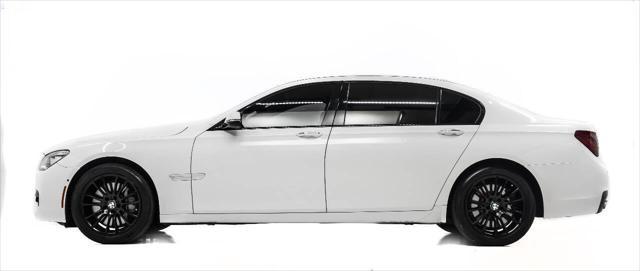 Photo of 2014 White BMW 750