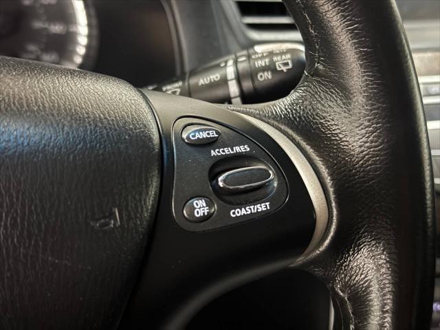 Photo of 2015 White INFINITI QX60