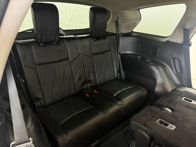 Photo of 2015 White INFINITI QX60