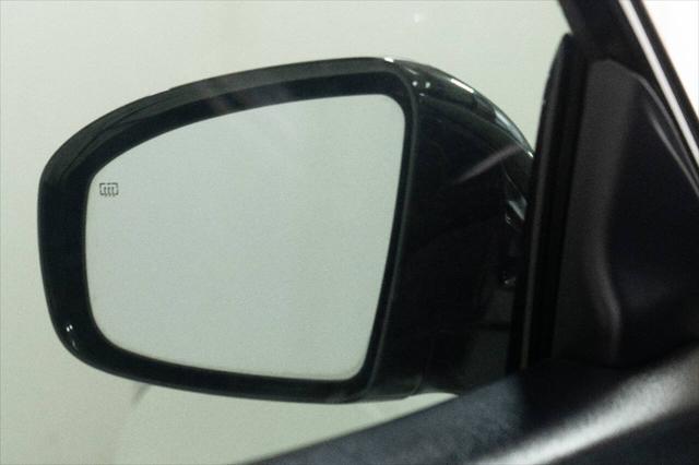 Photo of 2015 White INFINITI QX60
